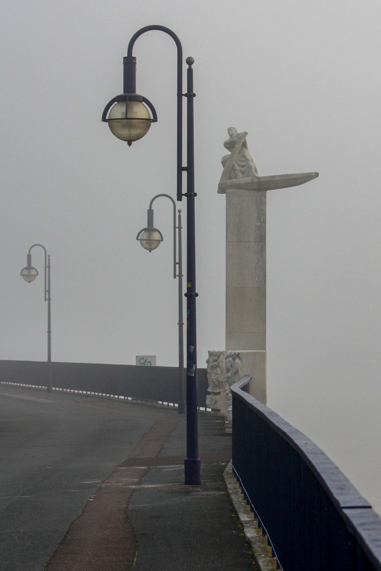Fährmann-Denkmal im Nebel