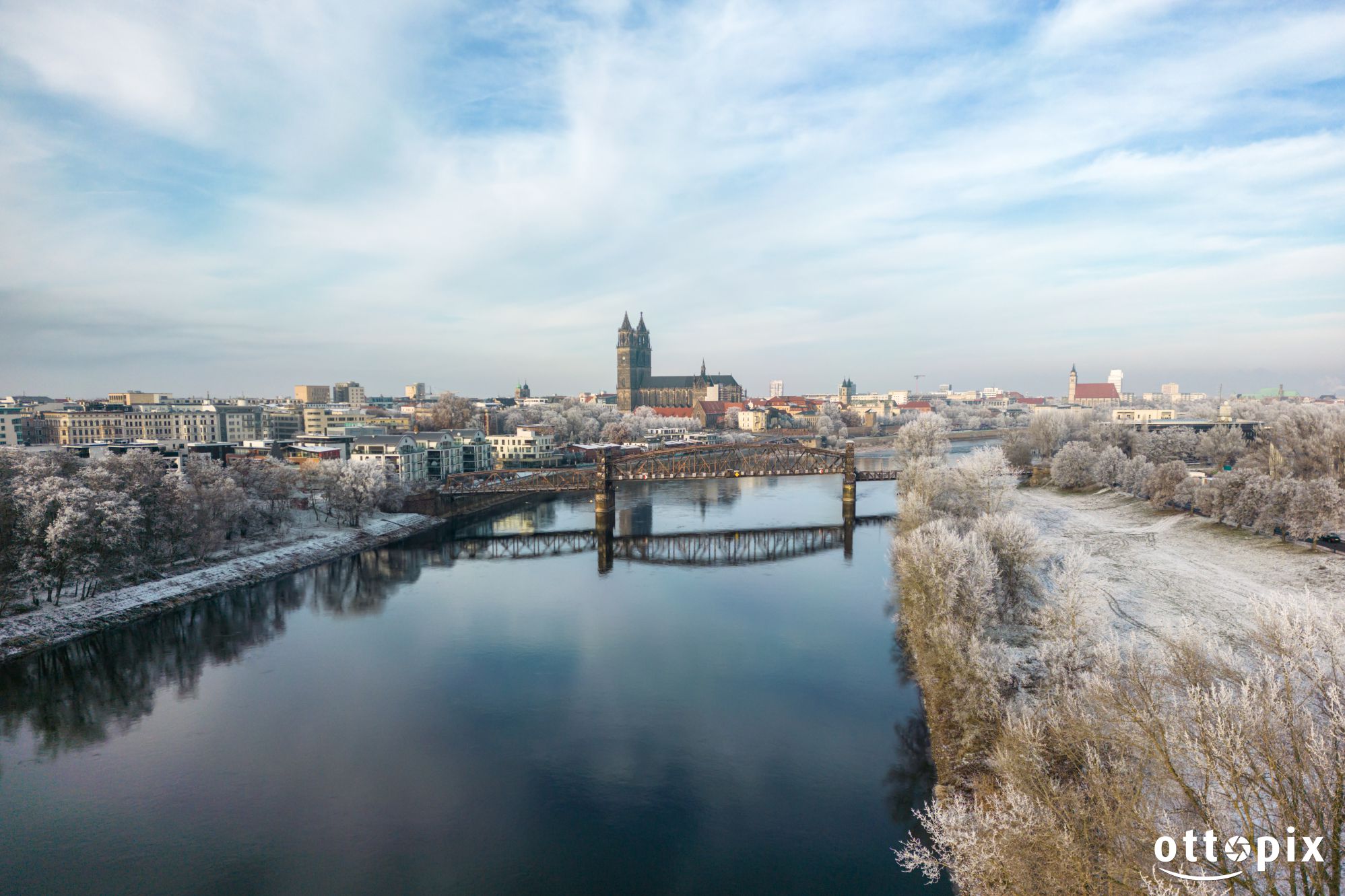 Blick auf die Stromelbe und die Altstadt von Magdeburg